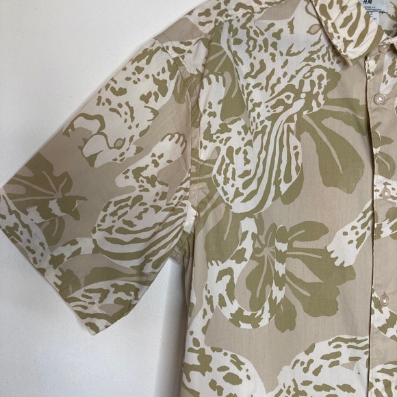 NWT - H&M relaxed fit short sleeve shirt - SIZE MD - Picture 5 of 11